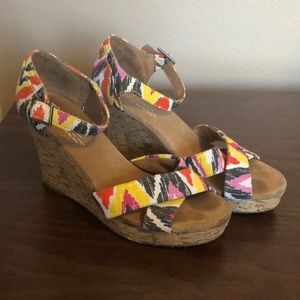 Cure multi colored Tom’s Wedges Sandals 🌸size 8